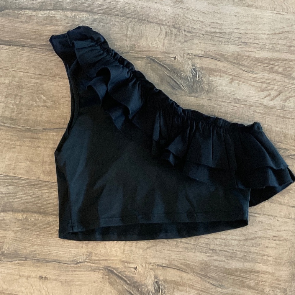 #0368 NWT WOMEN’S RUFFLE ONE SHOULDER TOP CROPPED SIZE:MED COLOR: BLACK